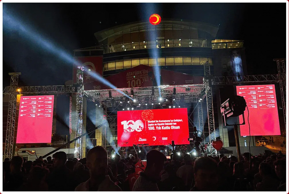 100. yıl etkinlik sahnesinin konser sırasında gece görünümü